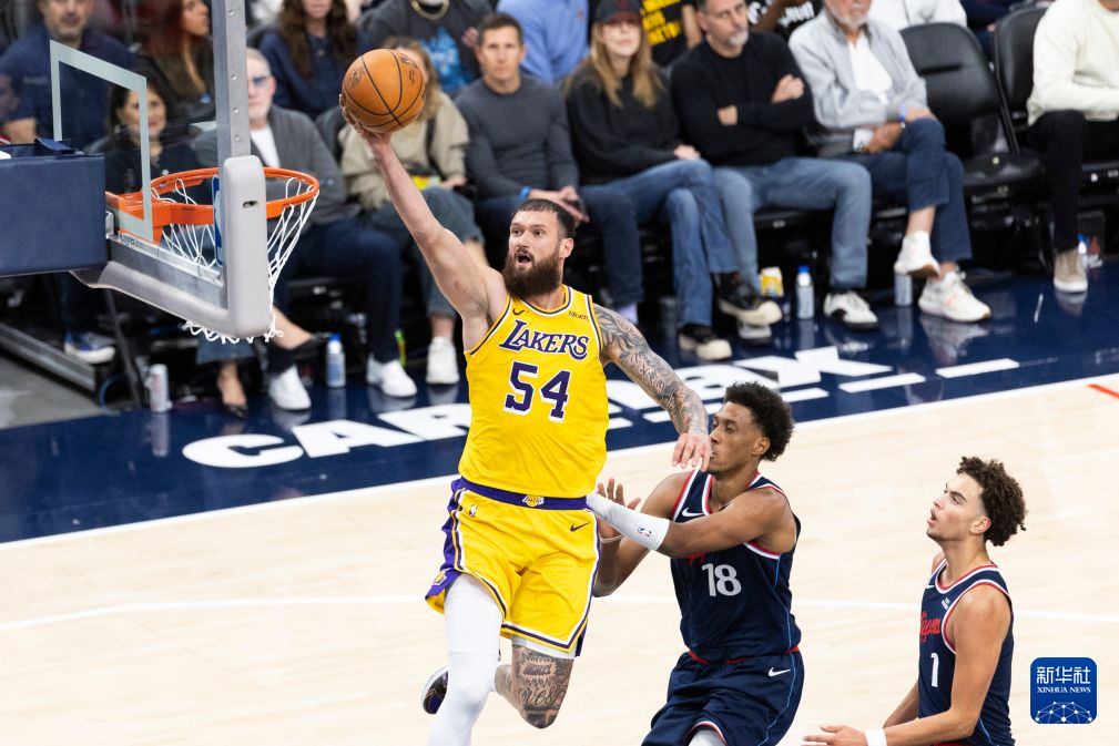 NBA常规赛:湖人胜快船